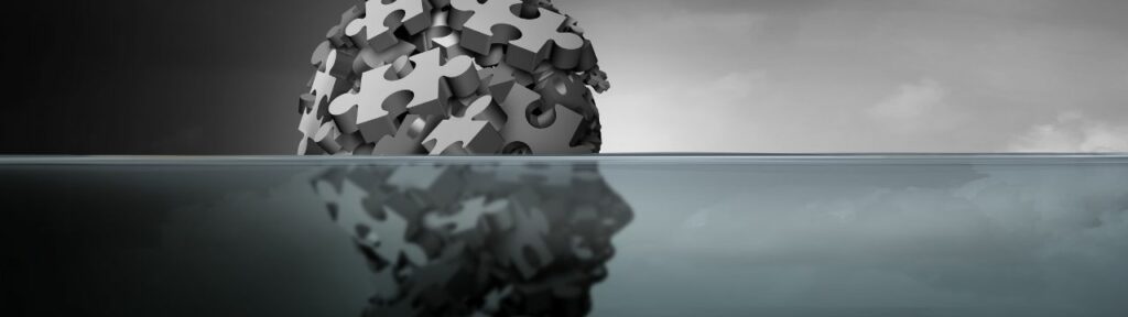 cabeza creada con fichas de rompecabezas con agua hasta la mitad